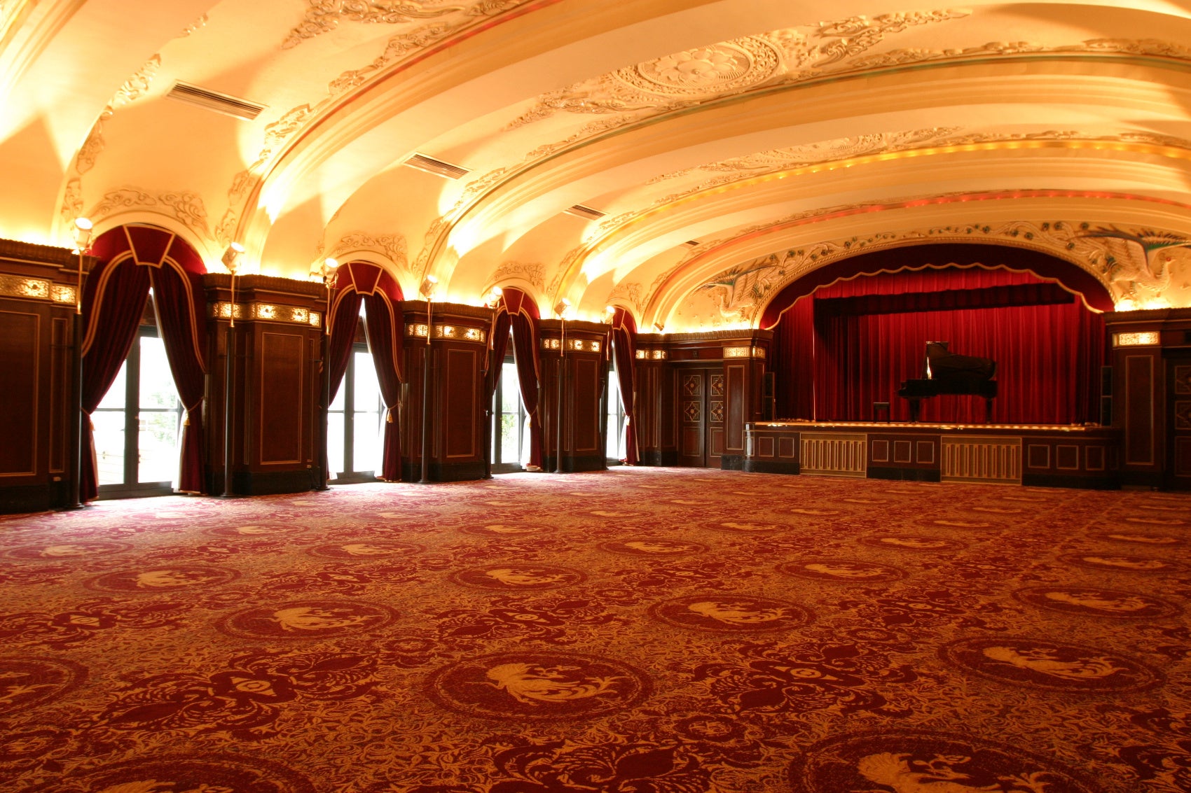 本館2階「レインボーボールルーム」