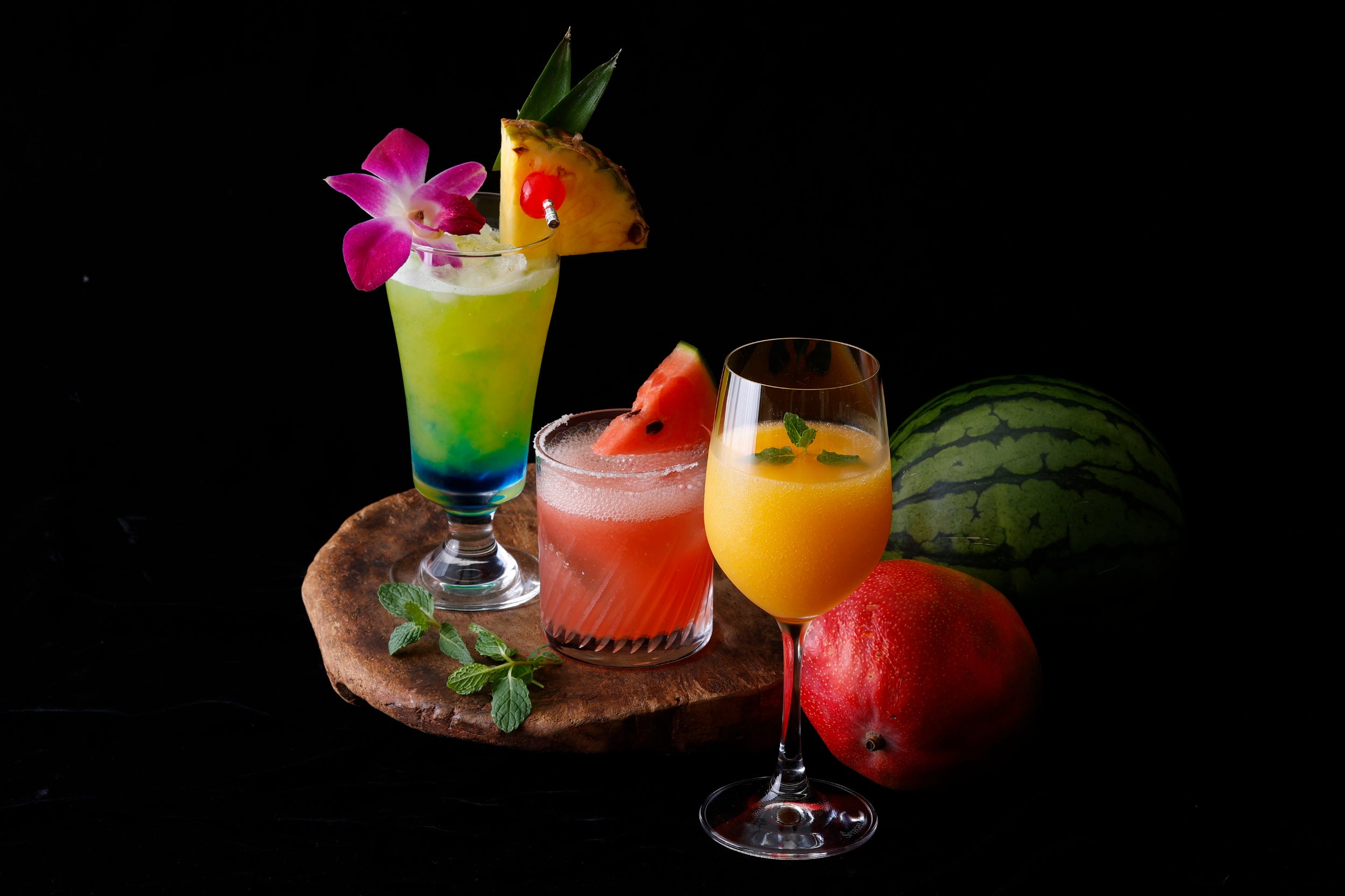 ヴァカンス気分を潤す魅惑の一杯が夏の夜を色鮮やかに演出「2023夏のカクテルフェア」