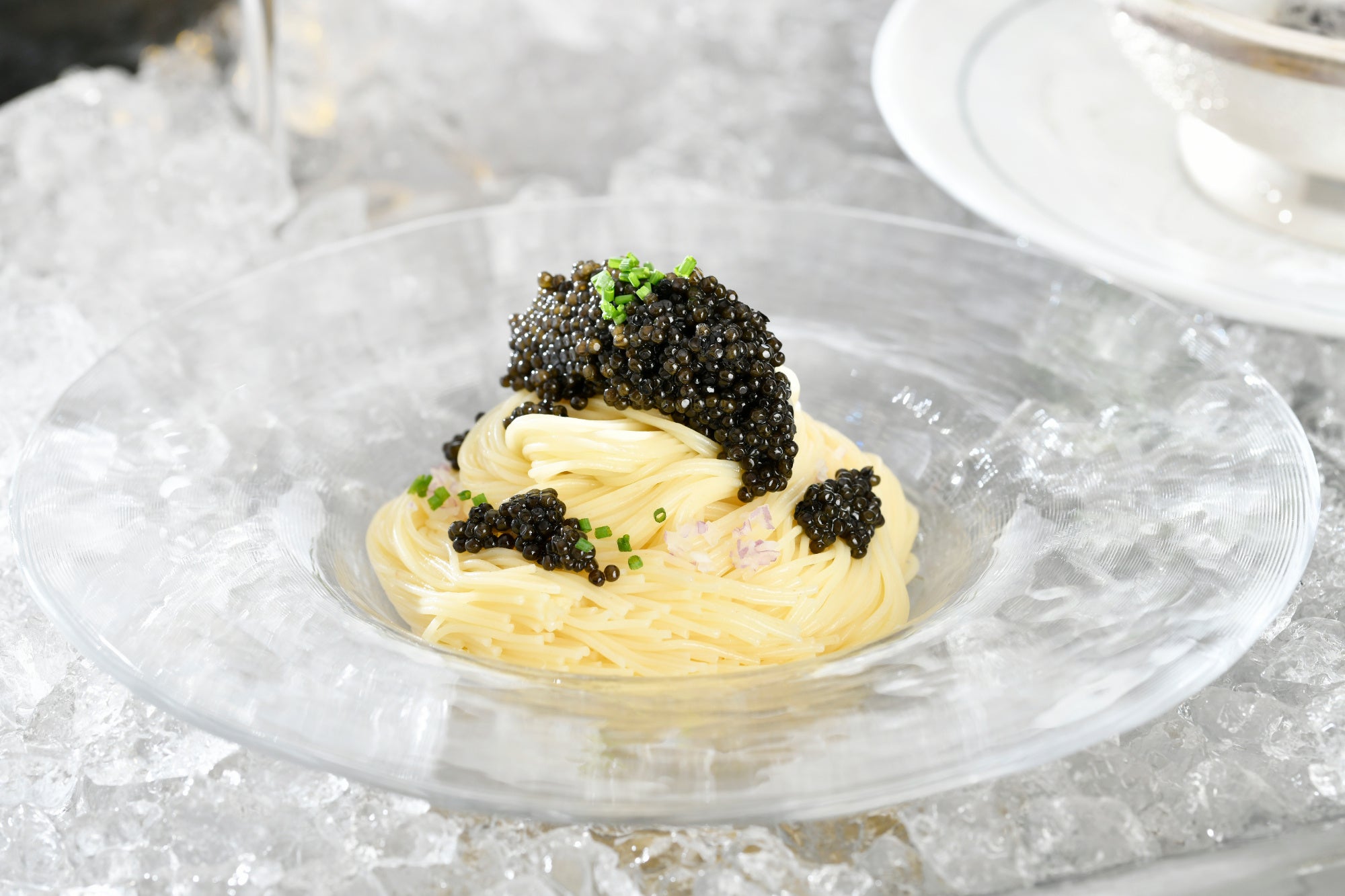 ”黒い宝石”と称される世界三大珍味「キャビア」をたっぷりと贅沢に盛りつけました