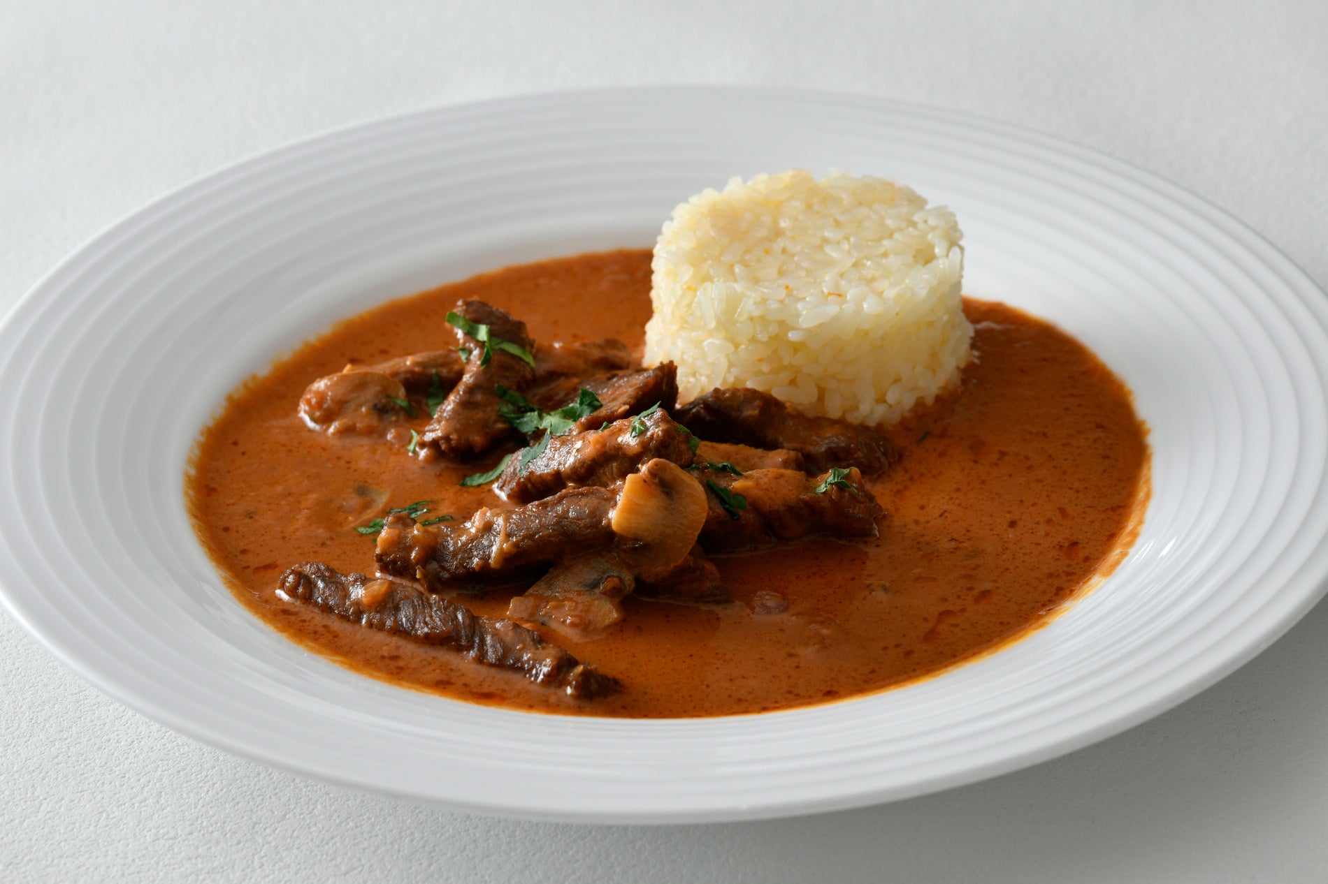 ビーフストロガノフ（冷凍）￥2,700（税込）／バターライス（冷凍）￥540（税込）