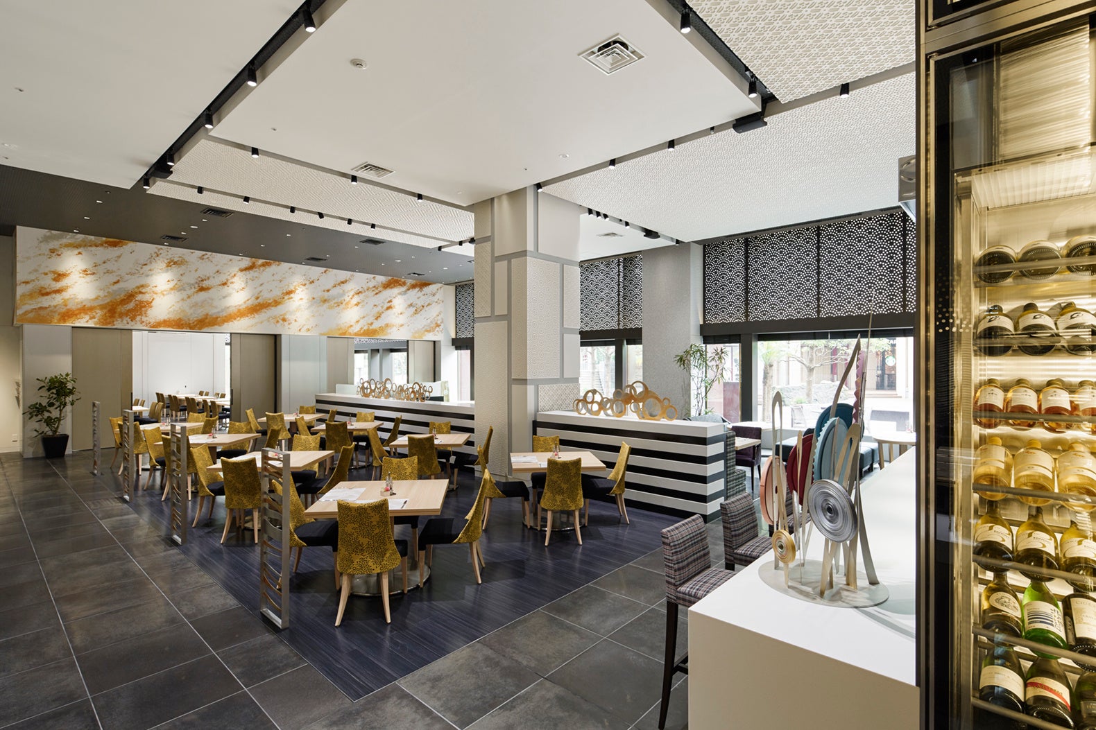 一面の窓から陽光が降り注ぐ開放的な雰囲気のダイニング・カフェ「ベルテンポ」