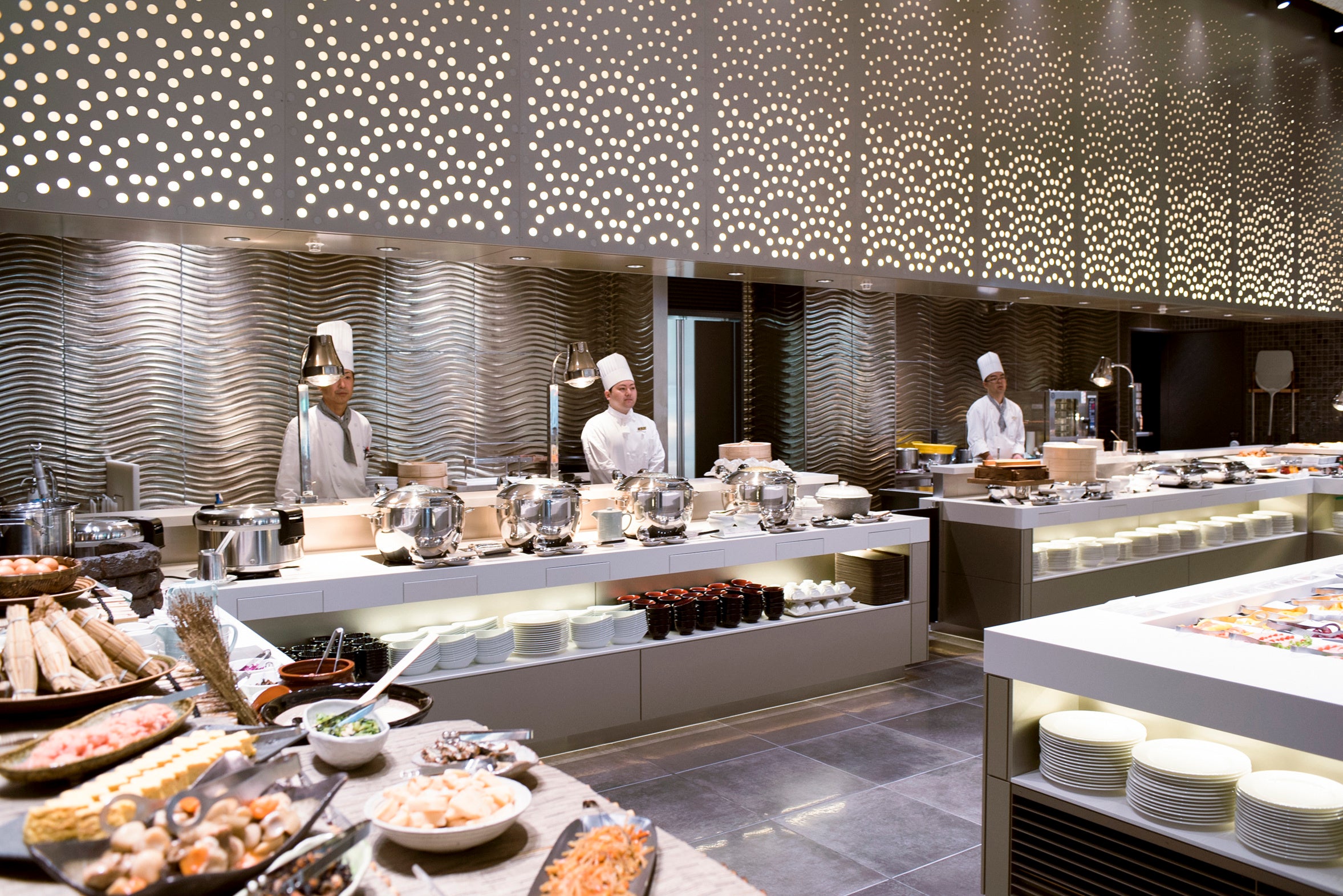 ダイニング・カフェ「ベルテンポ」前菜からデザートまで約60種類のメニューをお楽しみいただけるランチブッフェ