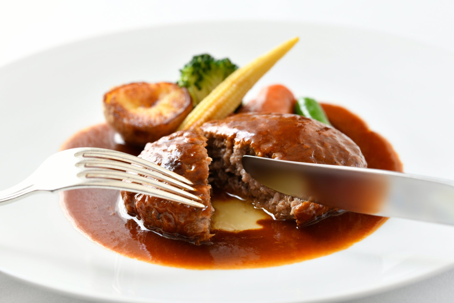 肉の旨味をとじ込めふっくらと焼き上げた本格的な味わい