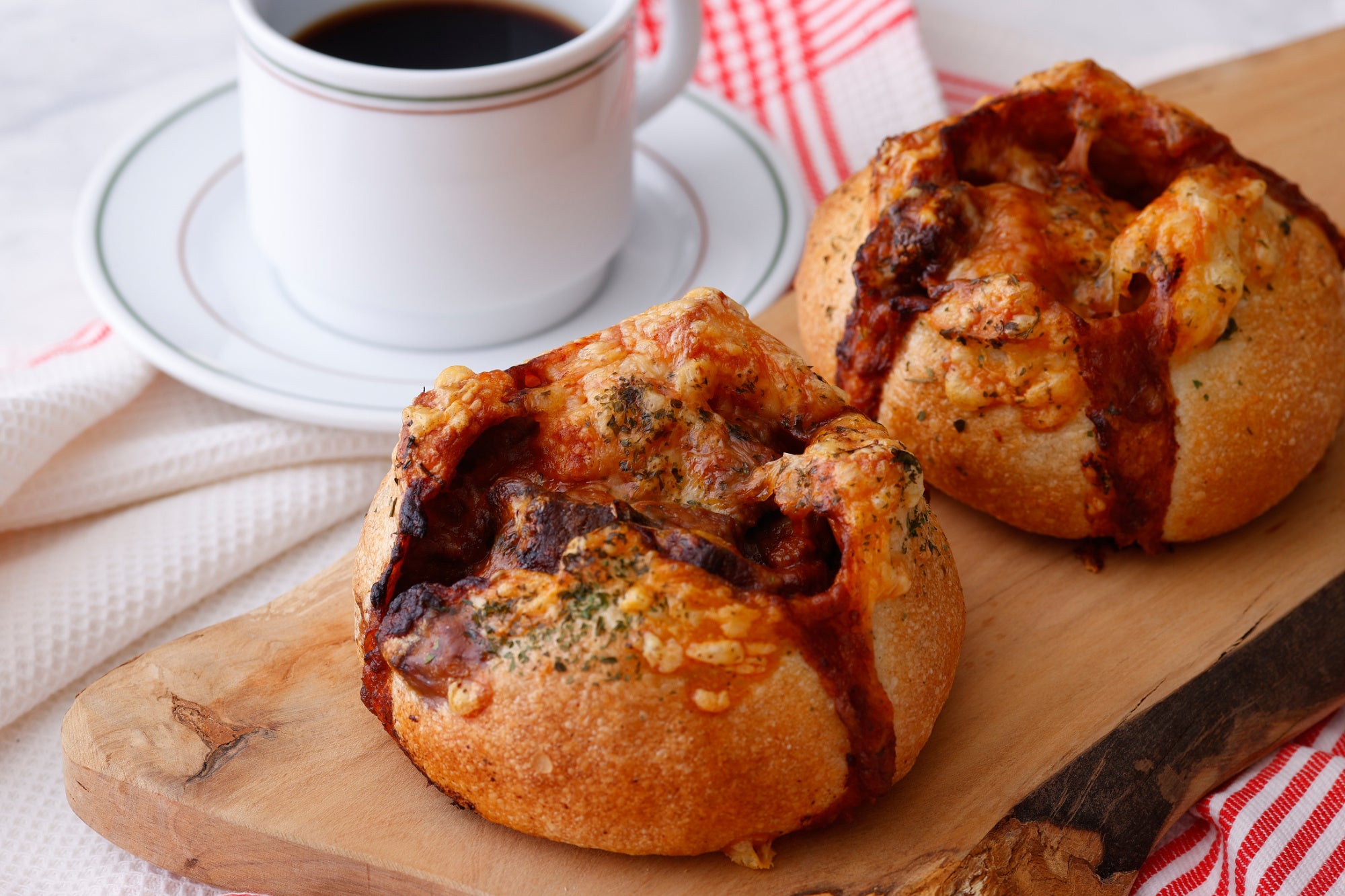 伝統のビーフストロガノフ入りの総菜パン「ビーフストロガノフパン」