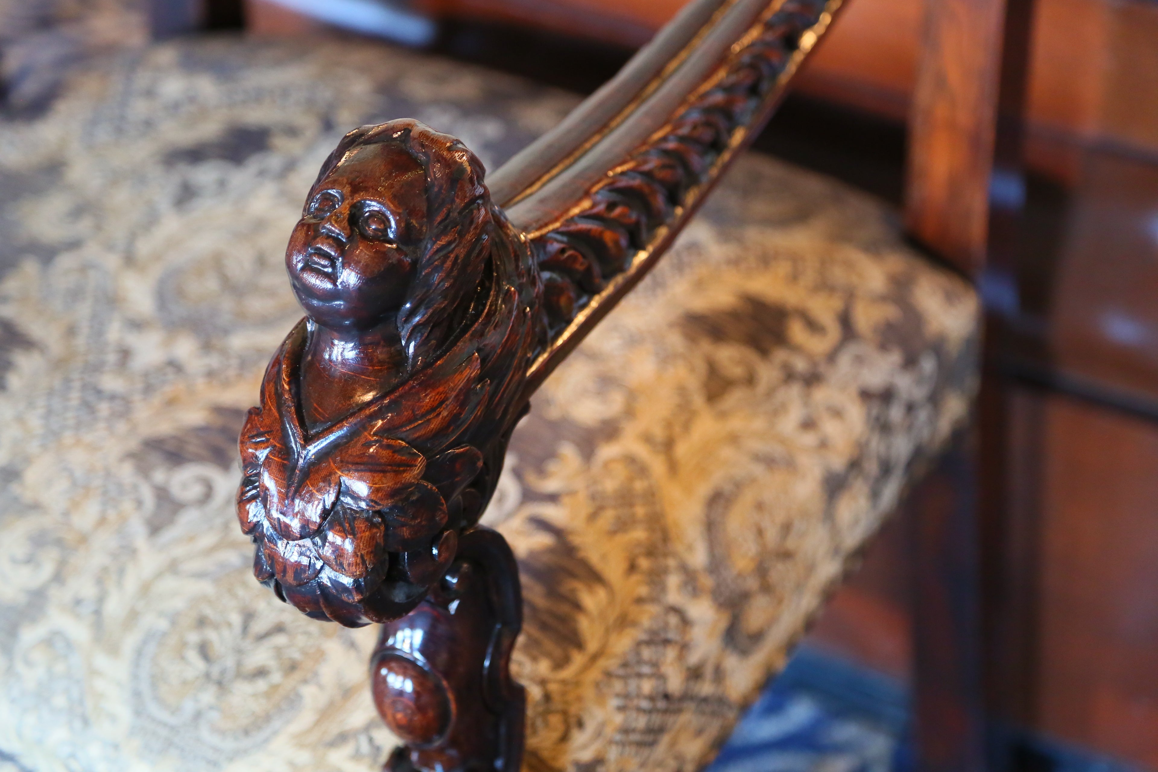 本館2階ロビーにあるキングスチェアのひじ掛けには天使が彫り込まれています
