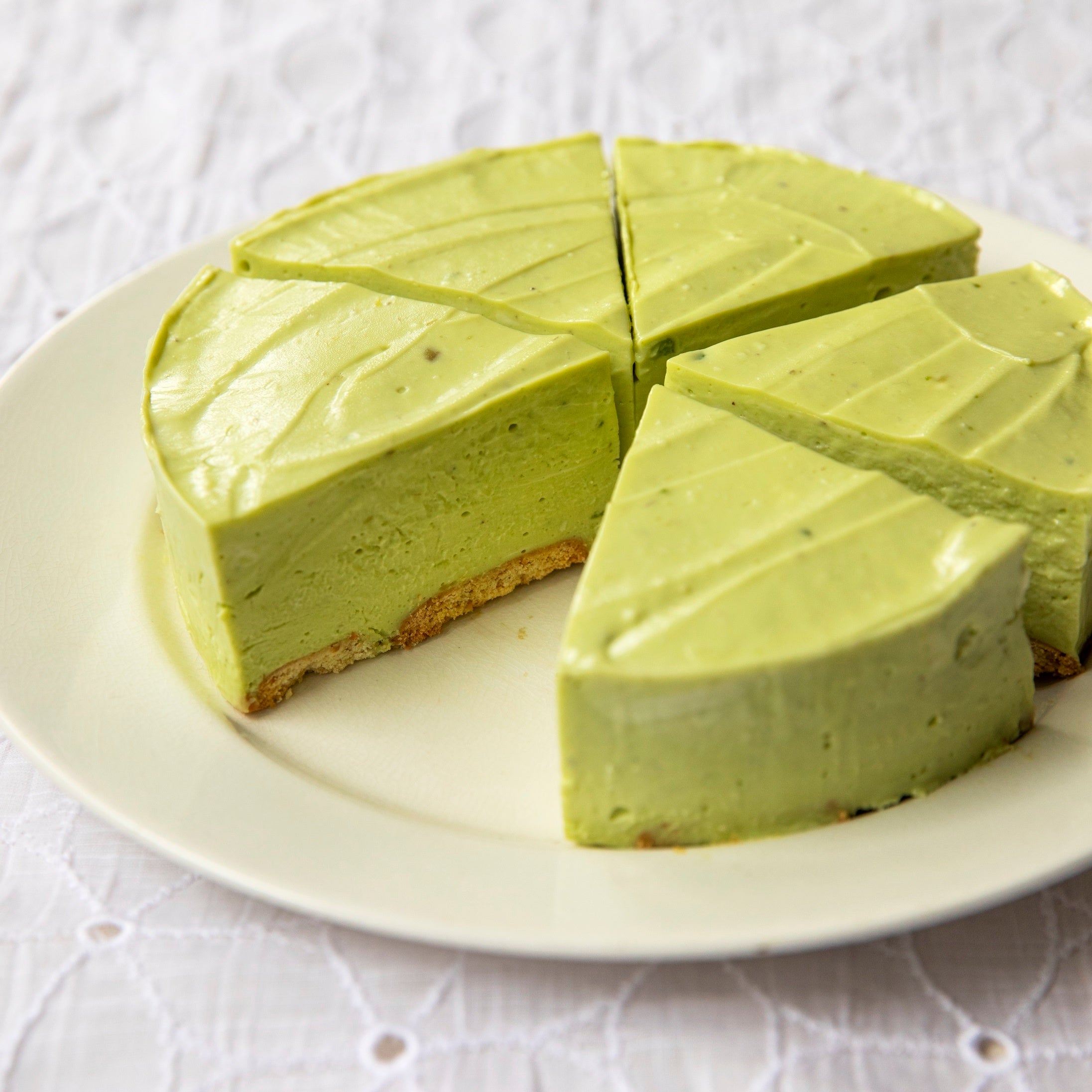 アボカドレアチーズケーキ。アボカドのクリーミーな食感と、きれいな色を生かしました。定番のベイクドチーズも掲載。