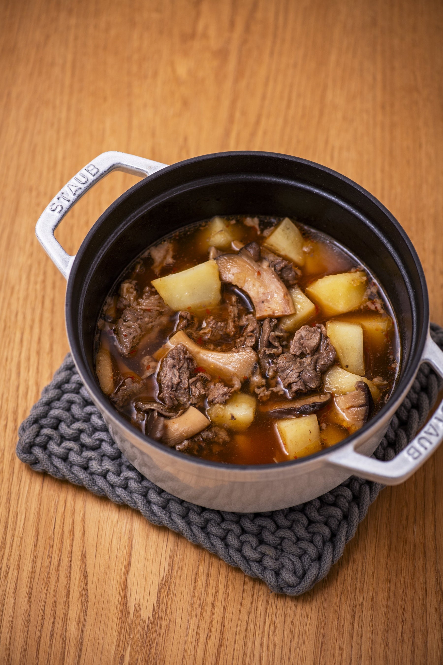 豆板醤であと引くおいしさ！「牛肉とじゃがいものピリ辛煮込みスープ」