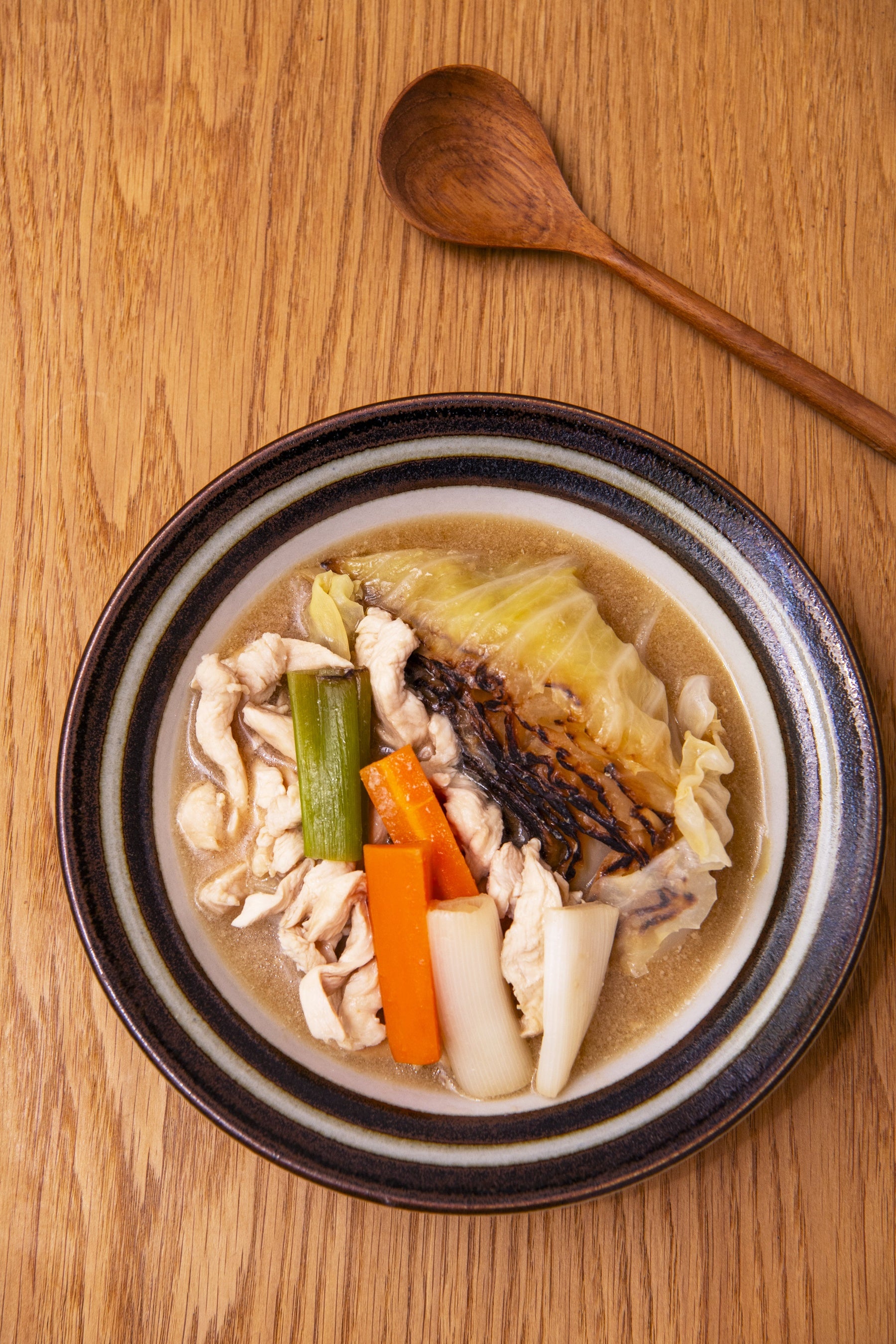 くし形キャベツで満足感UP！「焼きキャベツと鶏肉のポトフ」