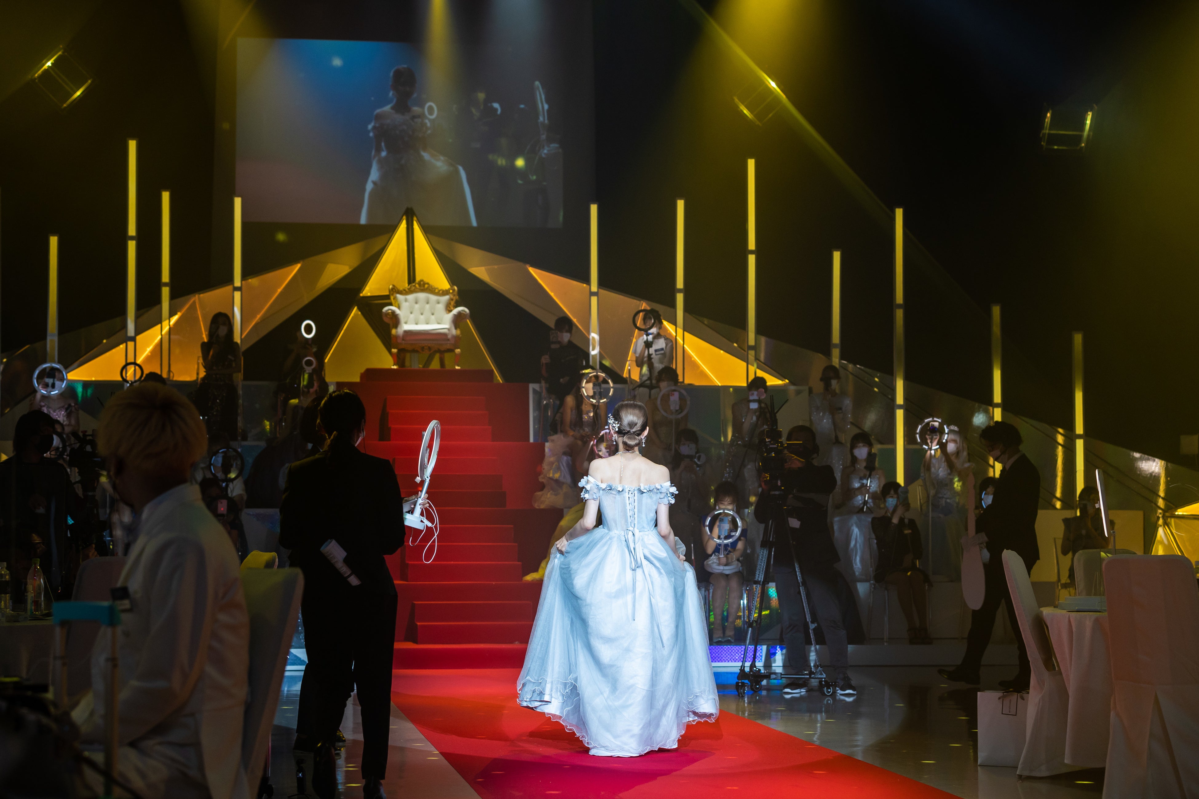 優勝者席に向かうみぽりんさん