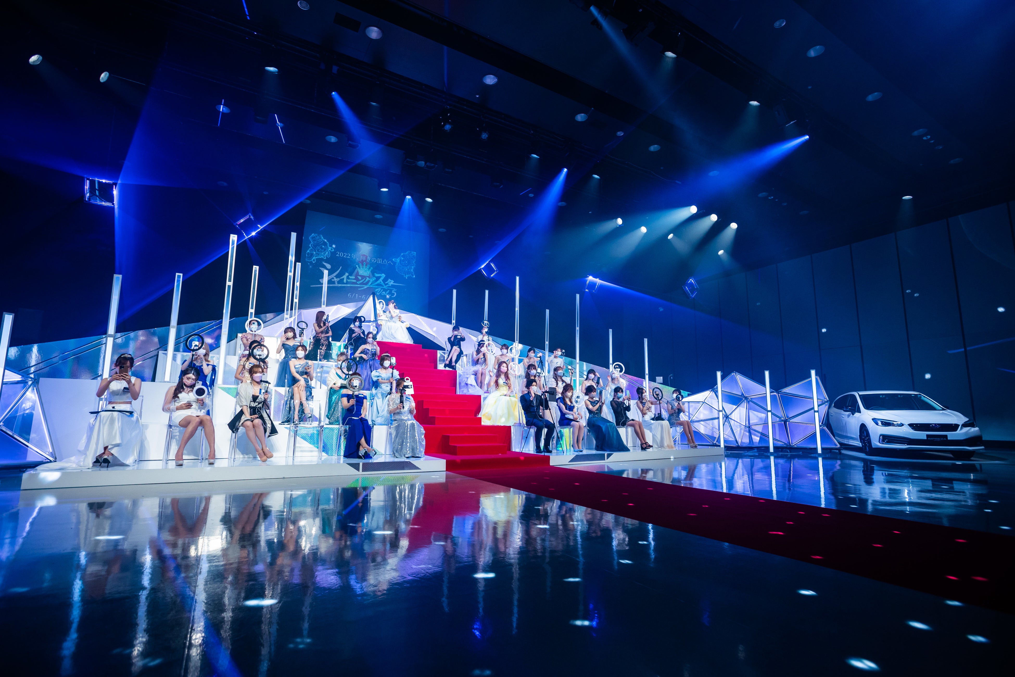 ピラミッド型の特設ステージに座る 上位35名に選ばれたライバーの方々