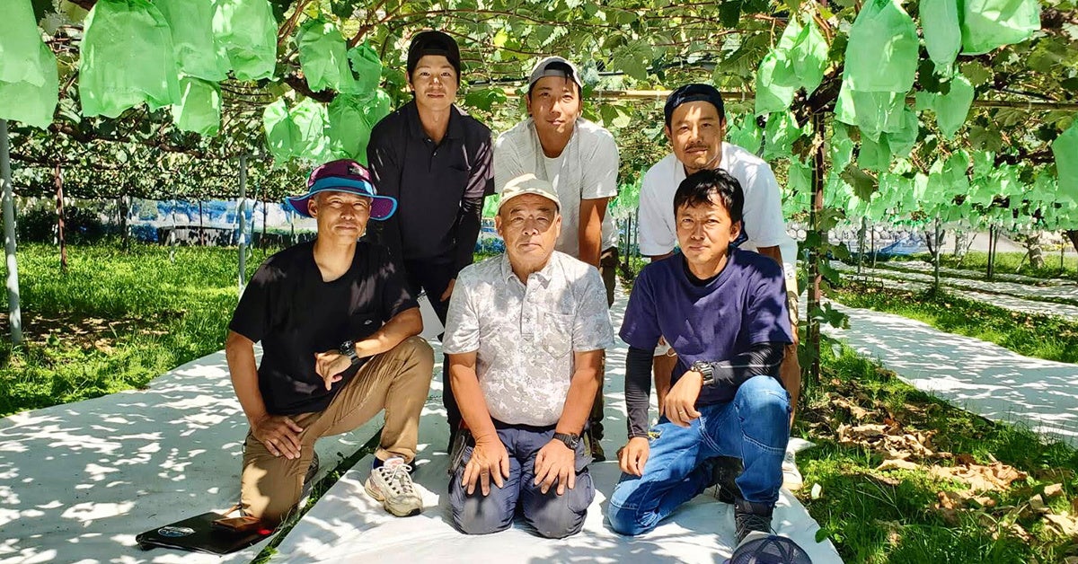 「葡萄作りの父」こと宮下さん（前列中央）と やまぶき農園の皆様