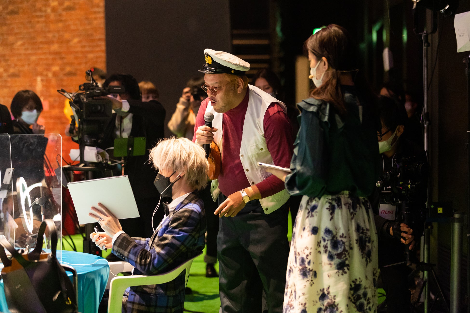 ライバーの描いた絵を審査する様子