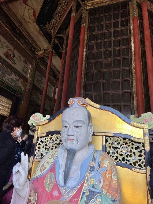 輪蔵の前におわすのは、輪蔵を考案した中国の傅大士像。