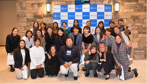 「第4回 ダイナースクラブ カップ」参加女子プロ：懇親パーティー後の集合写真