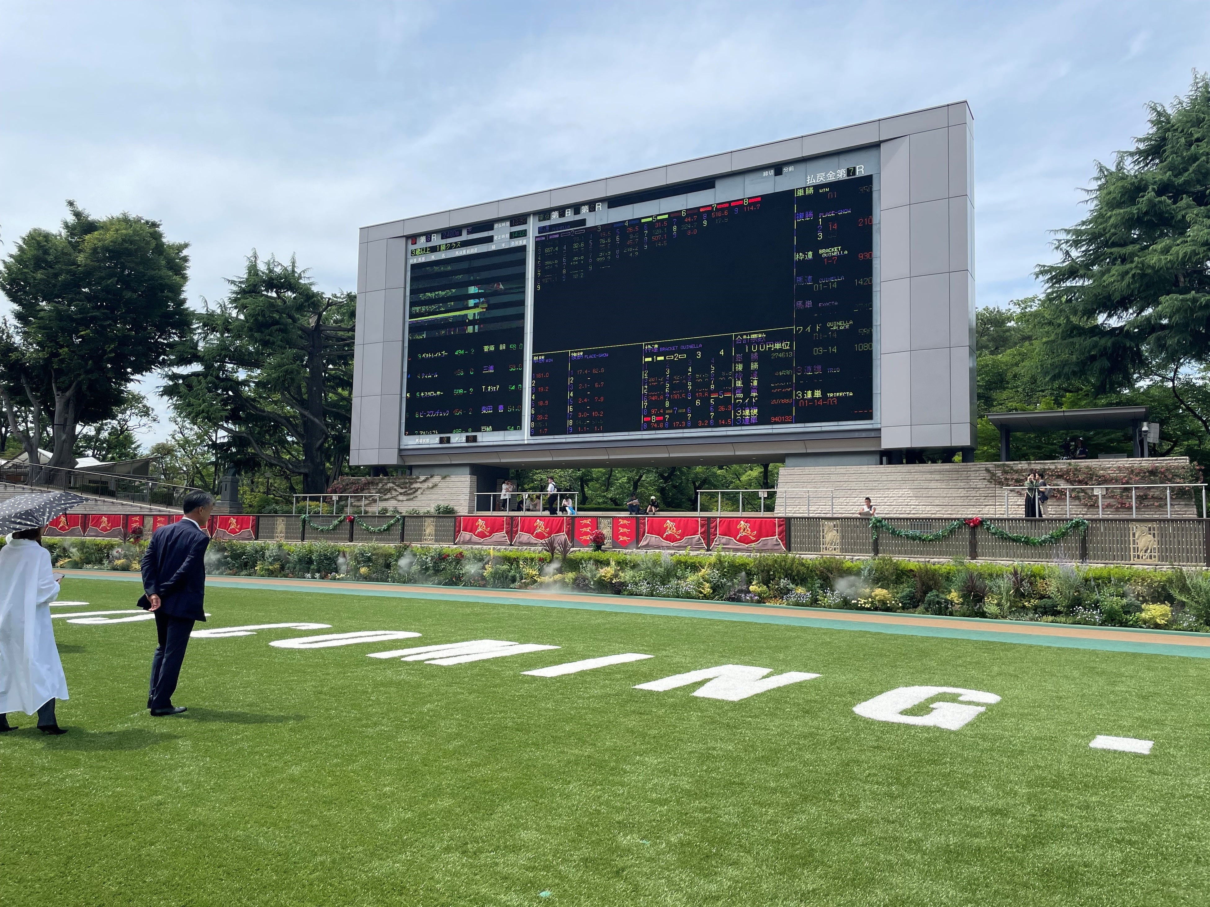 通常入ることができない｢パドック内｣の見学