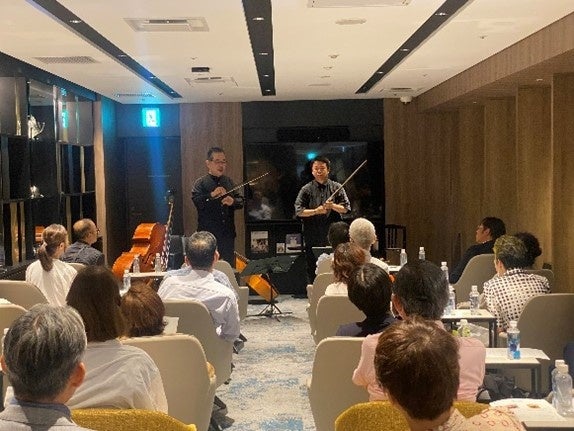 昔の弓と現代の弓を解説する様子