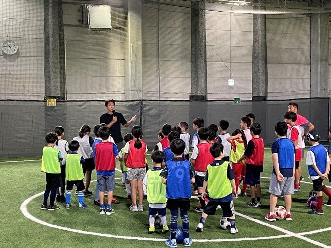 福西コーチの説明を真剣に聞く子供たち
