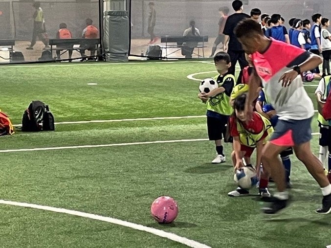 シュートの見本を実演する播戸コーチ