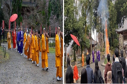ほら貝の音と共に僧侶たちが護摩道場に入場（左）､間近で見る炎は大迫力（右）