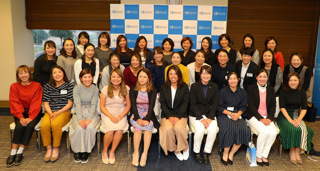 「第1回 ダイナースクラブ カップ」参加女子プロ：懇親パーティー後の集合写真