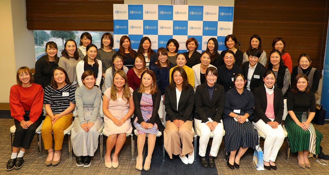 「第1回 ダイナースクラブ カップ」参加女子プロ:懇親パーティー後の集合写真