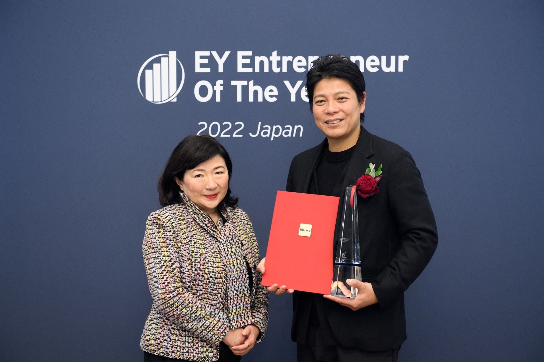 左からモナコ政府観光会議局　ディレクター　シルベスタ典子、「グローバル・エクスペリエンス・モナコ賞」受賞の株式会社SHIFT代表取締役社長 丹下大氏