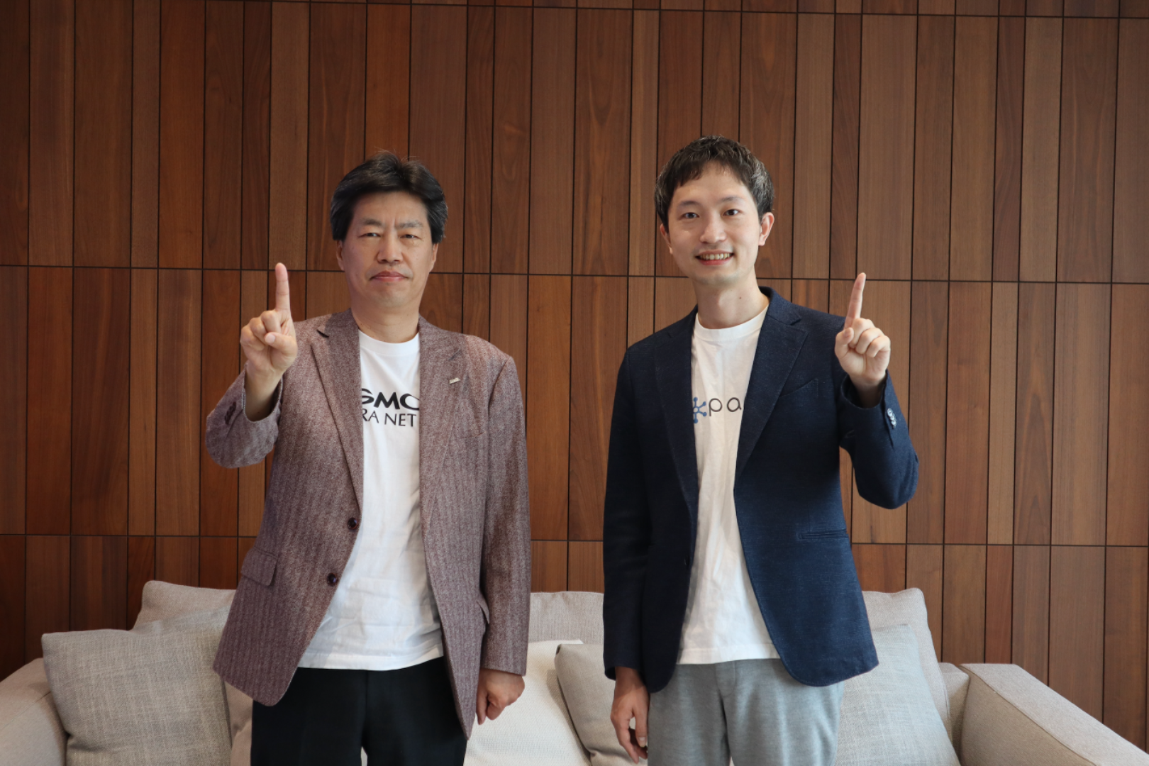 ​(写真)右：株式会社Handii 代表取締役社長兼CEO 柳 志明 左：GMOあおぞらネット銀行 代表取締役会長 金子 岳人