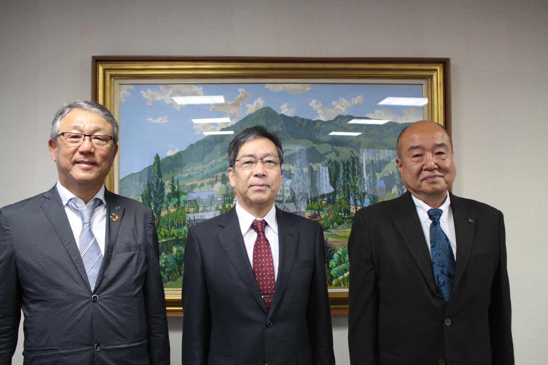 (左) 株式会社湖池屋 代表取締役社長 佐藤章 ／  (中央) 国立大学法人北海道国立大学機構 小樽商科大学 学長 穴沢眞様 ／ (右) 株式会社久原本家 北海道 取締役社長 浅野高弘様