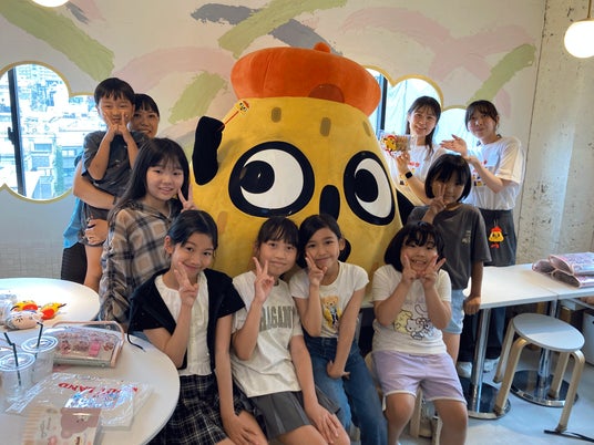 【▲ポリンキーによる“ヒミツのシール交換会”▲】湖池屋キャラクターのぷっくりシール「湖池屋ぽてっとシール」の発売を記念したシール交換イベントを7月5日に実施しました 【▲ポリンキーによる“ヒミツのシール交換会”▲】湖池屋キャラクターのぷっくりシール「湖池屋ぽてっとシール」の発売を記念したシール交換イベントを7月5日に実施しました