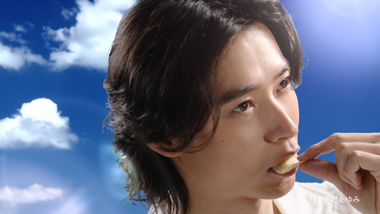 【湖池屋プライドポテト 新TVCM】山﨑賢人さん&新木優子さん共演シリーズ最新作 中村あゆみさんが歌う名曲「Volare」にのって「湖池屋プライドポテト」を食べる!