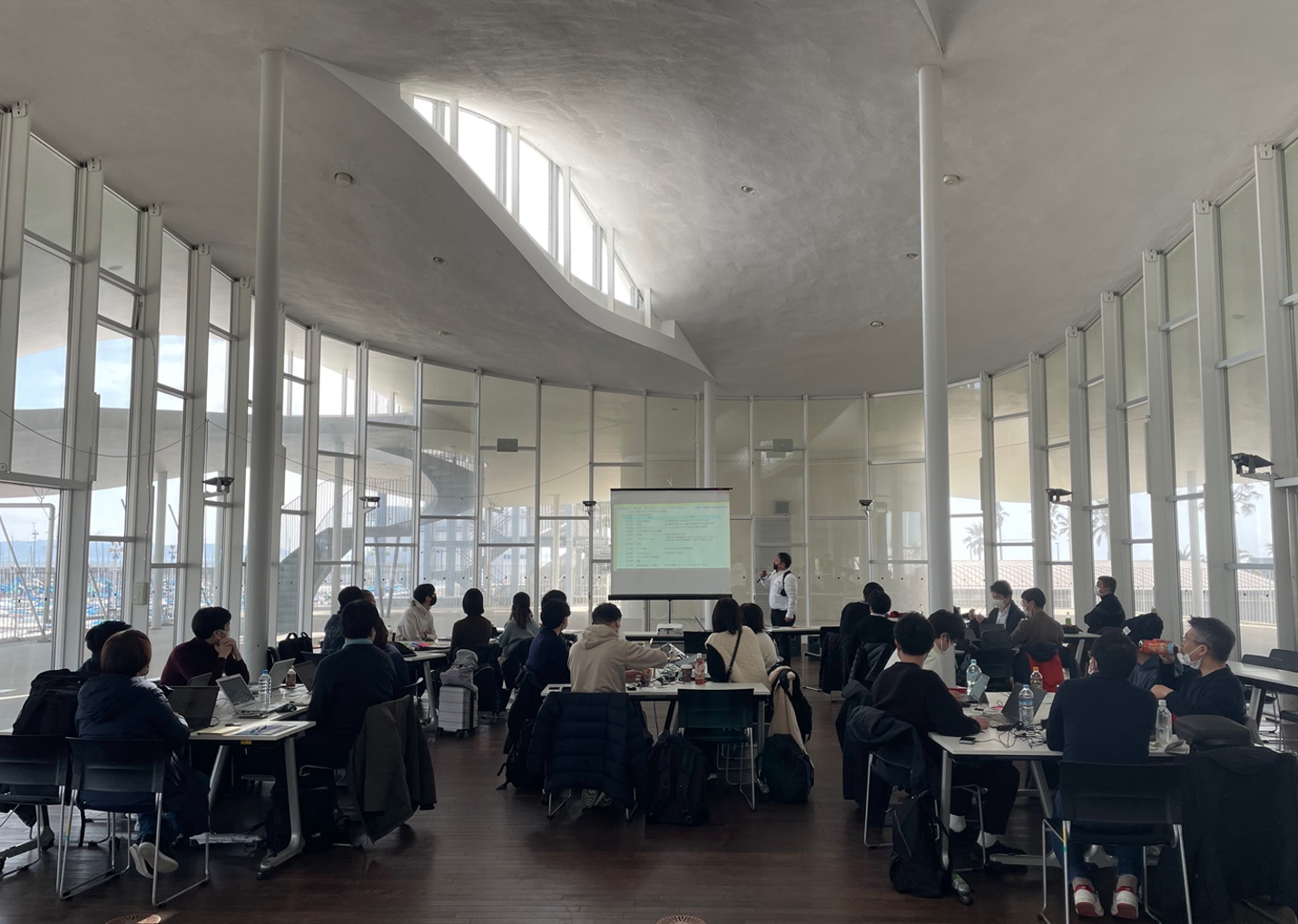 【写真】江ノ島の会場でプレゼンテーション＆グループワーク