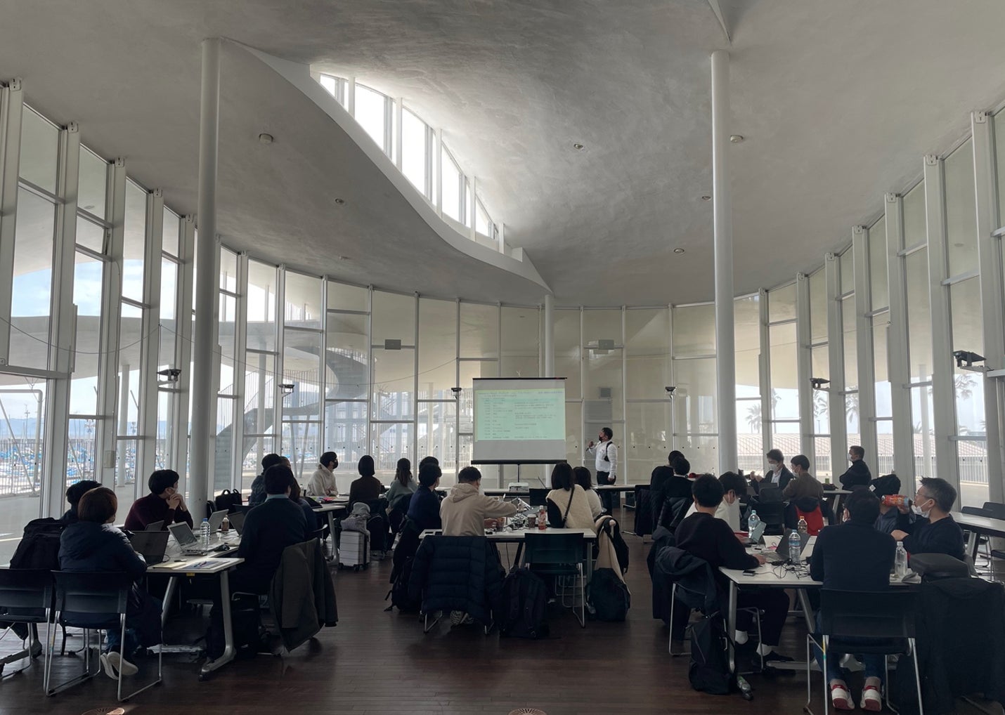 【写真】江ノ島の会場でプレゼンテーション&グループワーク