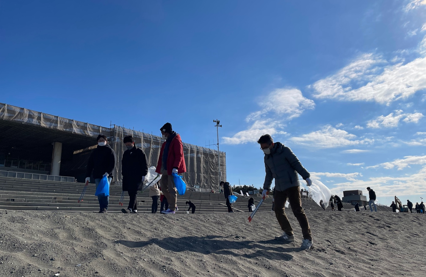 【写真】ビーチクリーン活動