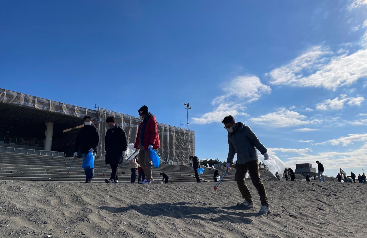 【写真】ビーチクリーン活動
