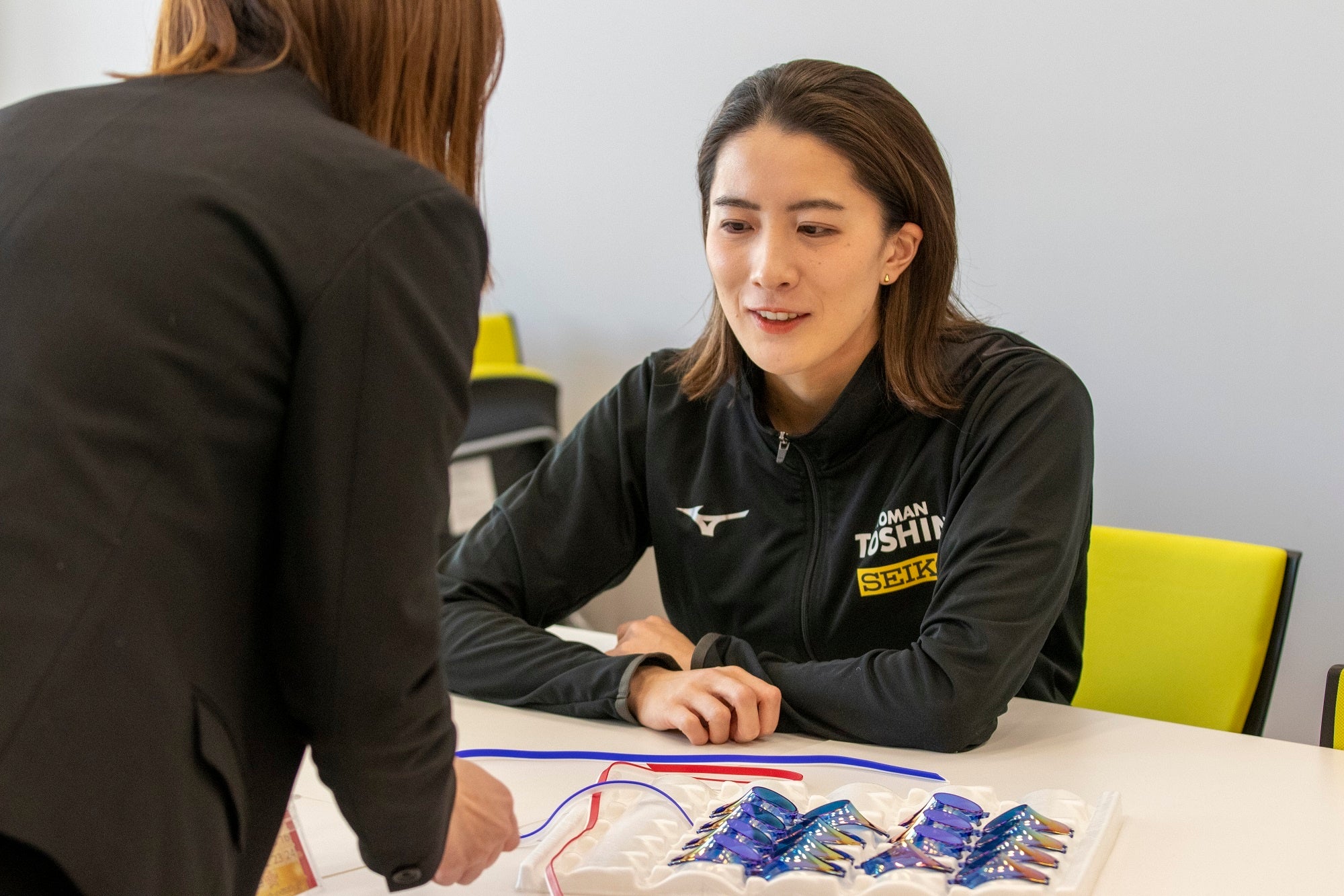 国際大会に向け、使用するゴーグルカラーの打ち合わせを行う様子