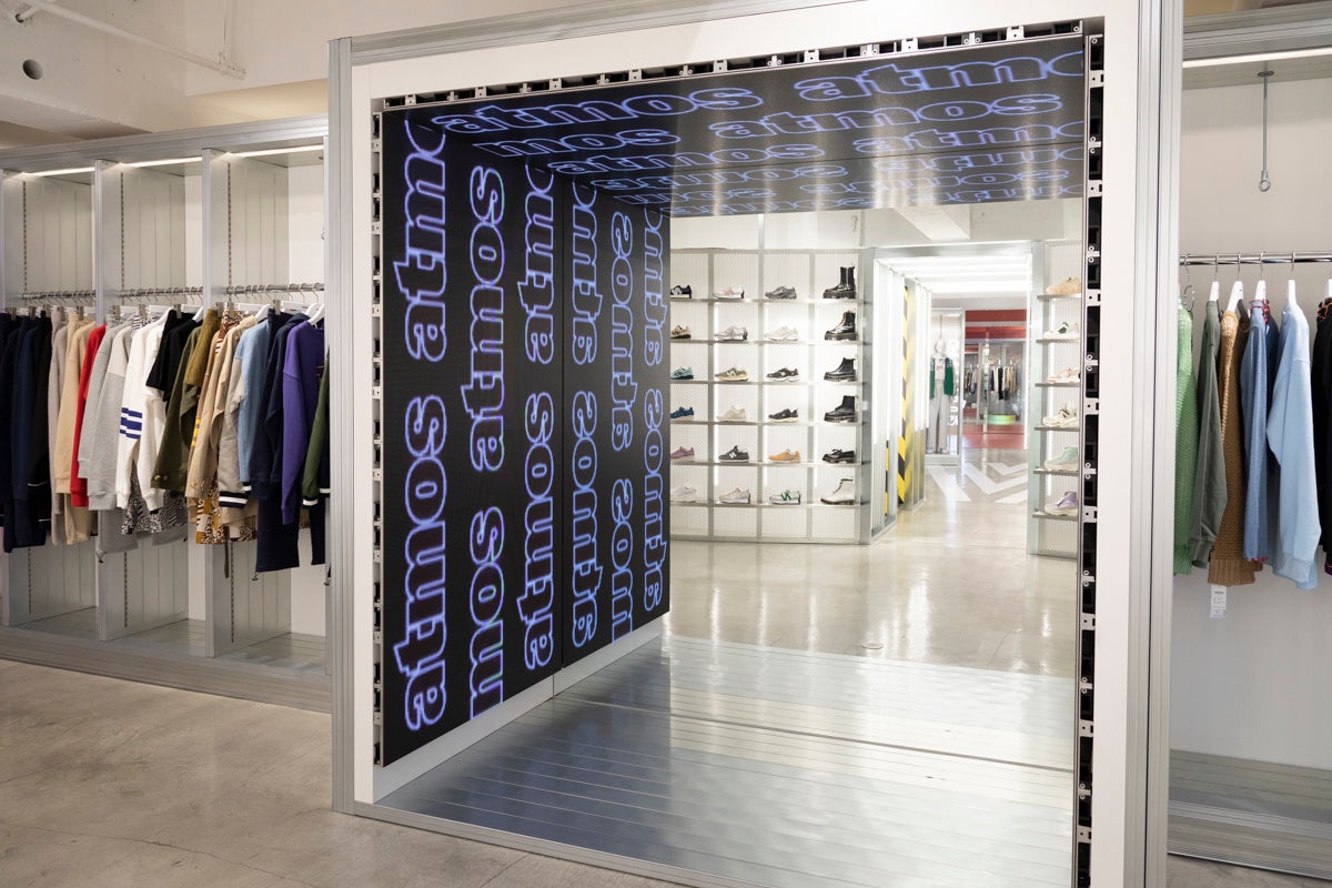 リニューアルオープンした atmos pink flagship 原宿店にLED