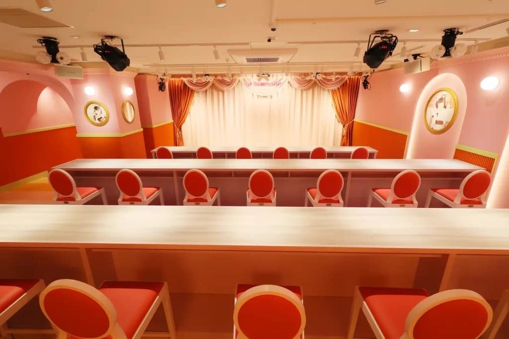 あっとほぉーむカフェAKIBAカルチャーズZONE店の店内ステージ