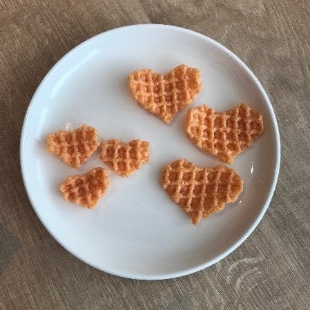 中身のスナック（小さいものは通常のサイズ