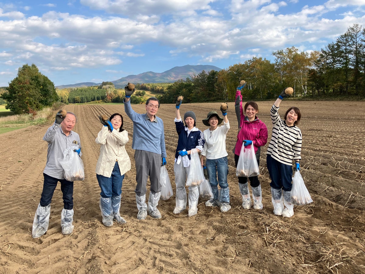 カルビー×北海道斜里町×JTB、ばれいしょ収穫と知床観光をめぐる「アグリ体験」ツアーを実施