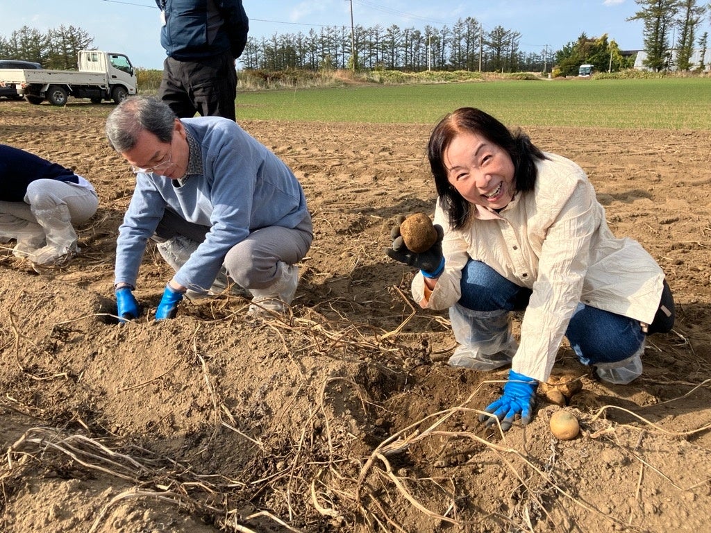 カルビー×北海道斜里町×JTB、ばれいしょ収穫と知床観光をめぐる「アグリ体験」ツアーを実施