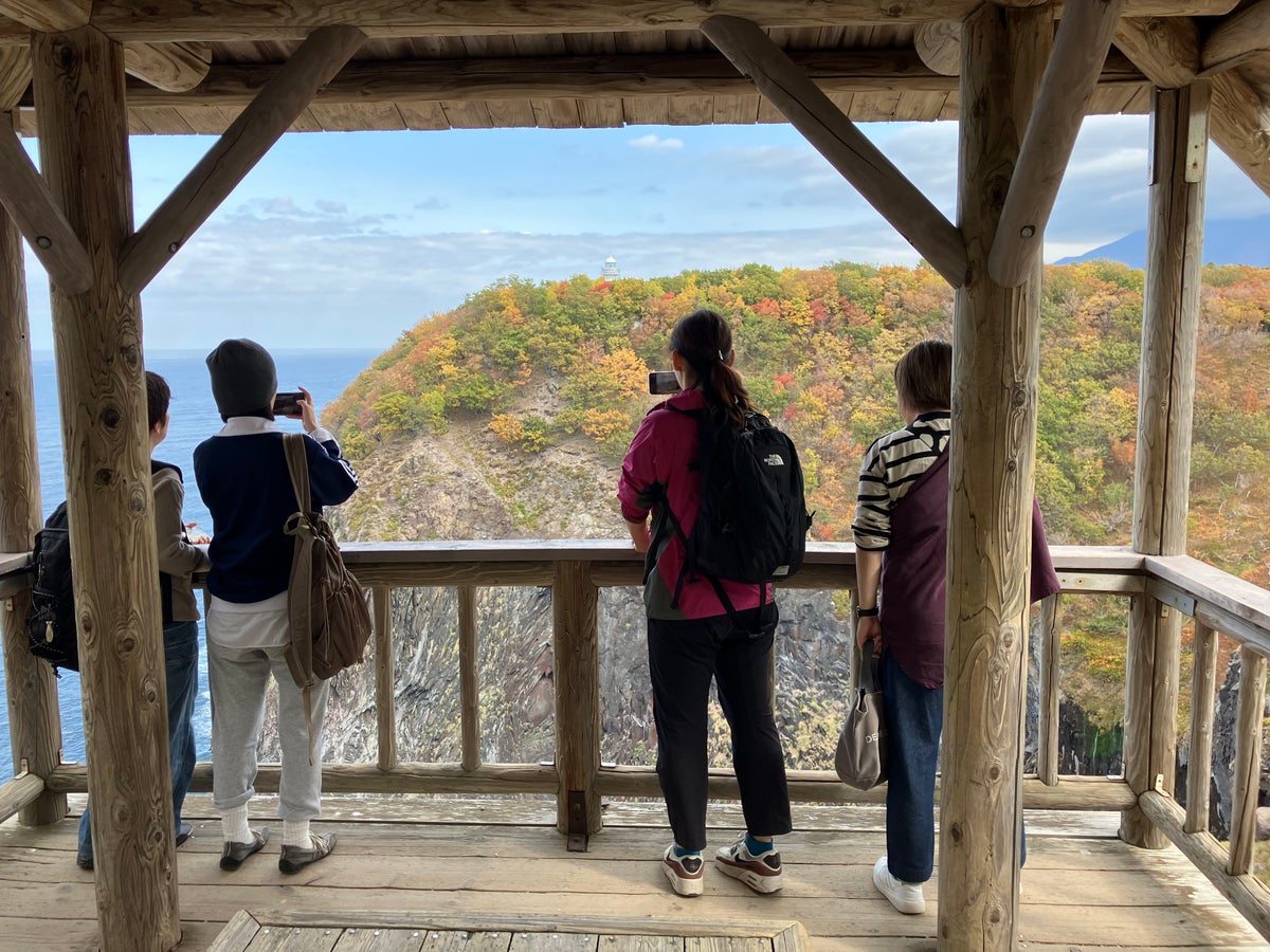 カルビー×北海道斜里町×JTB、ばれいしょ収穫と知床観光をめぐる「アグリ体験」ツアーを実施
