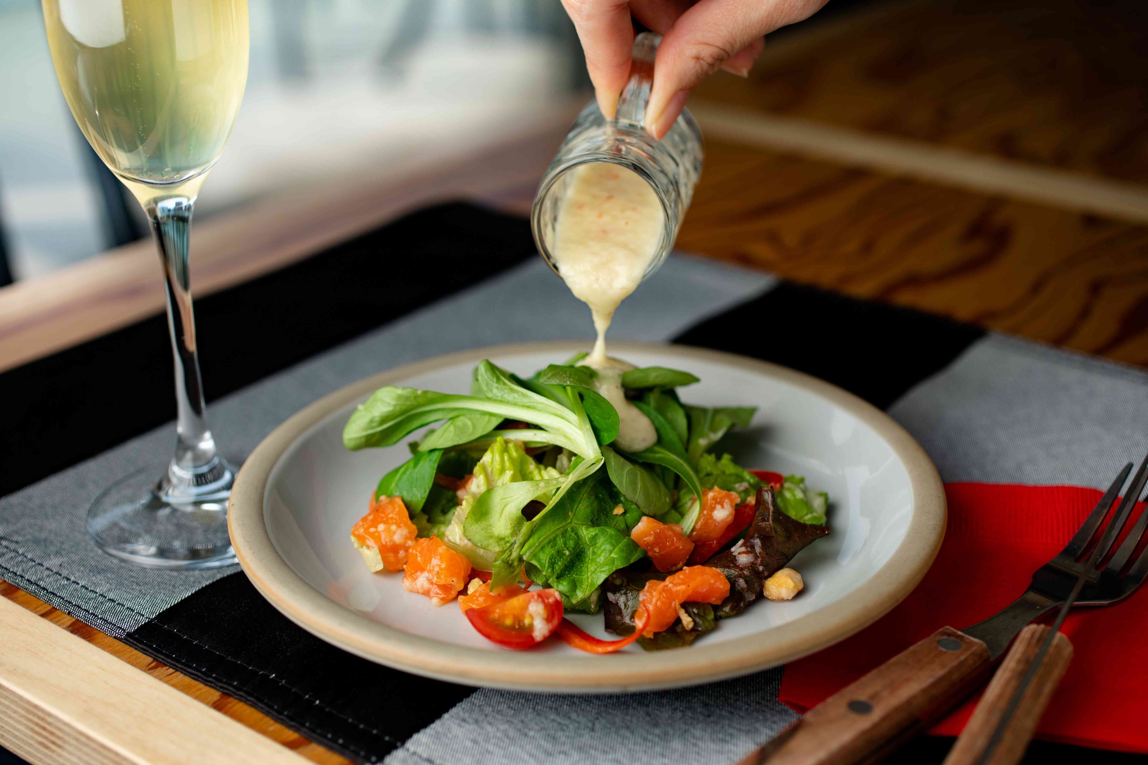 サーモンとラプンツェルのサラダ（自家製りんごドレッシング）x ラドラー