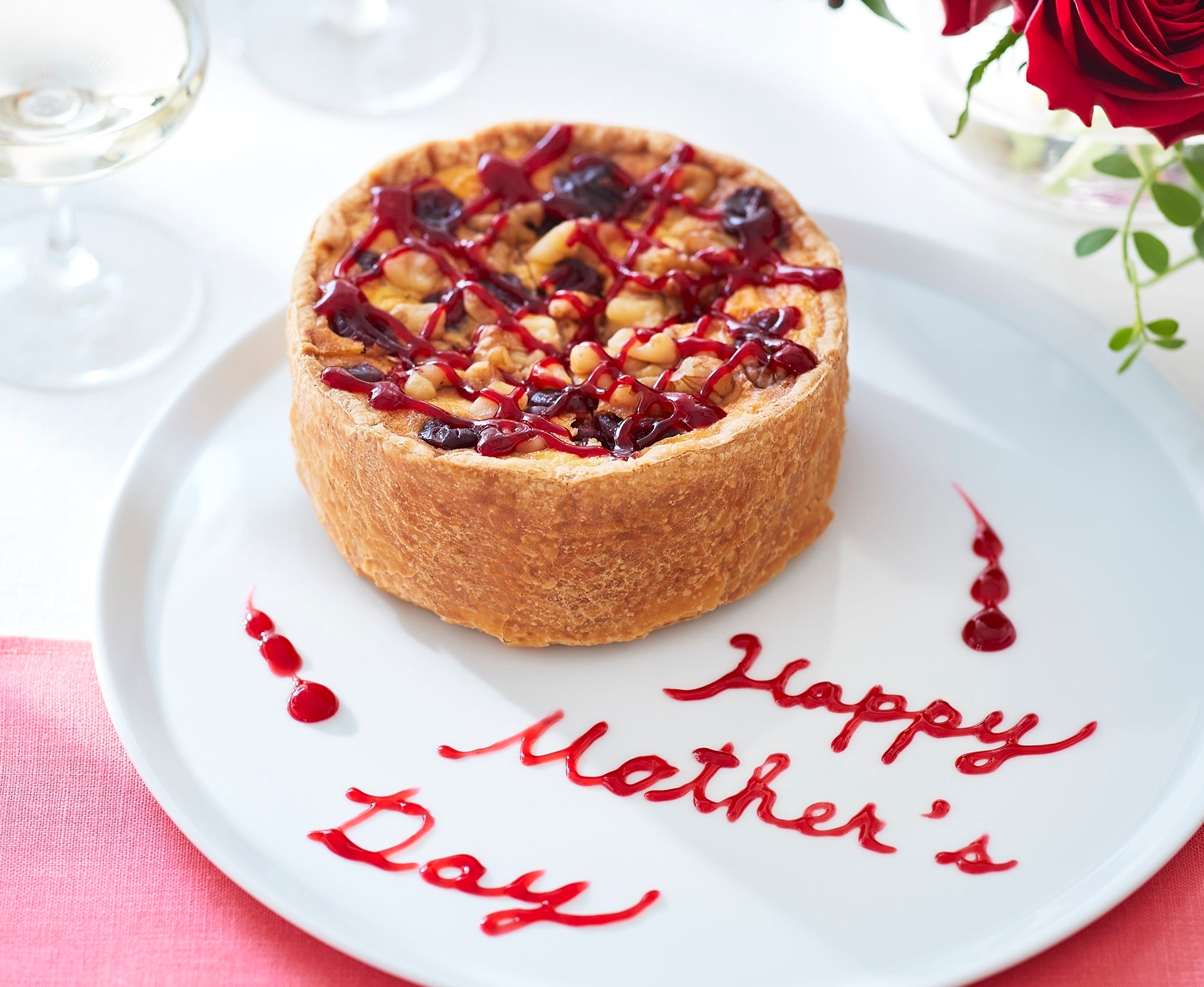 別添えのラズベリーソースで、メッセージや絵を描いていただくこともできます。