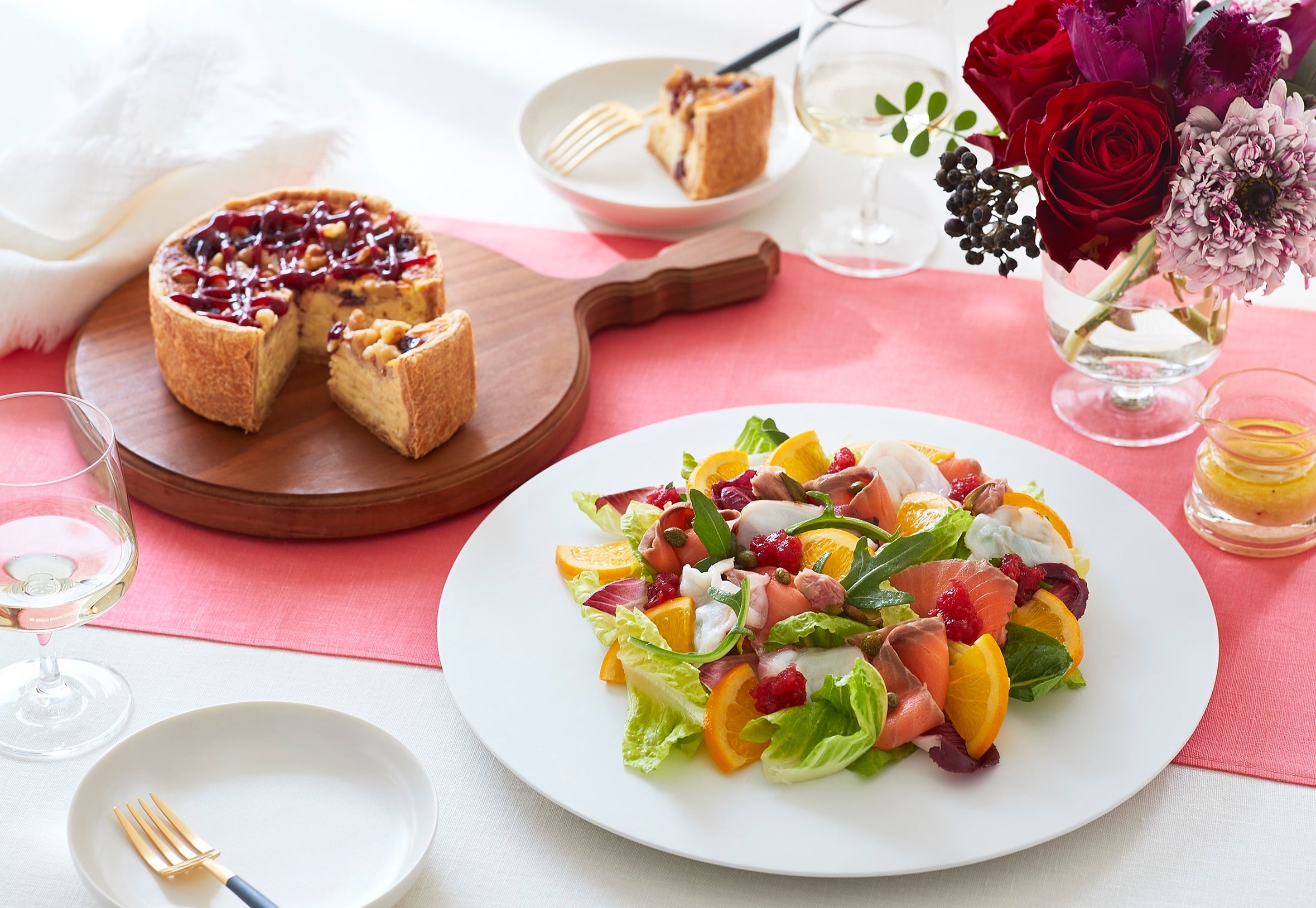 「ローズで華やぐ魚介マリネのサラダ＆ベリーとクルミの母の日キッシュ」
