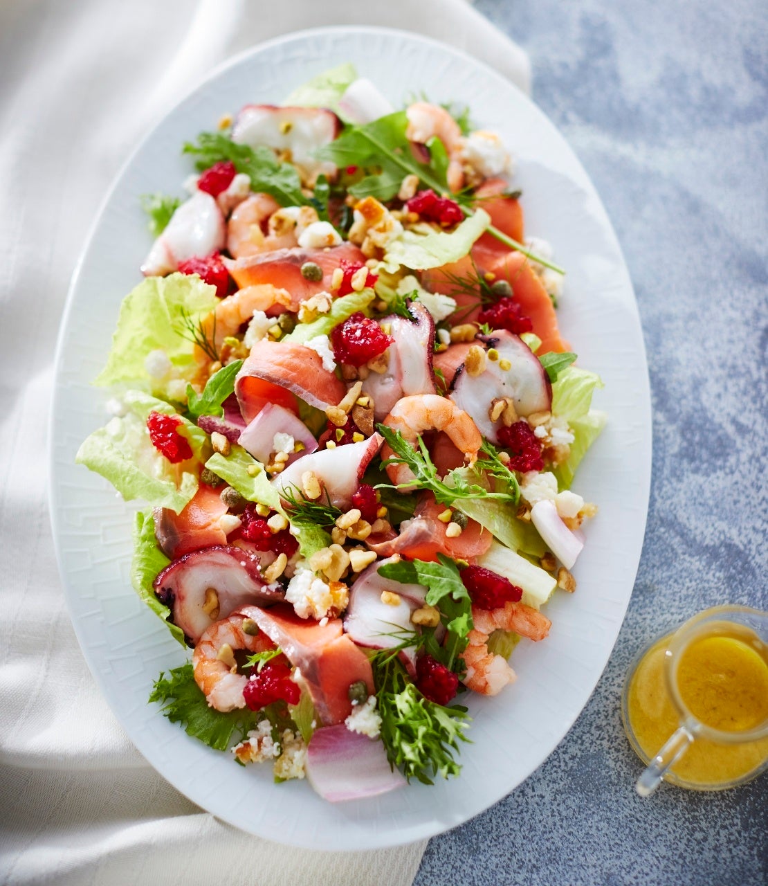 ⑪海老・スモークサーモン・タコの華やぎサラダ