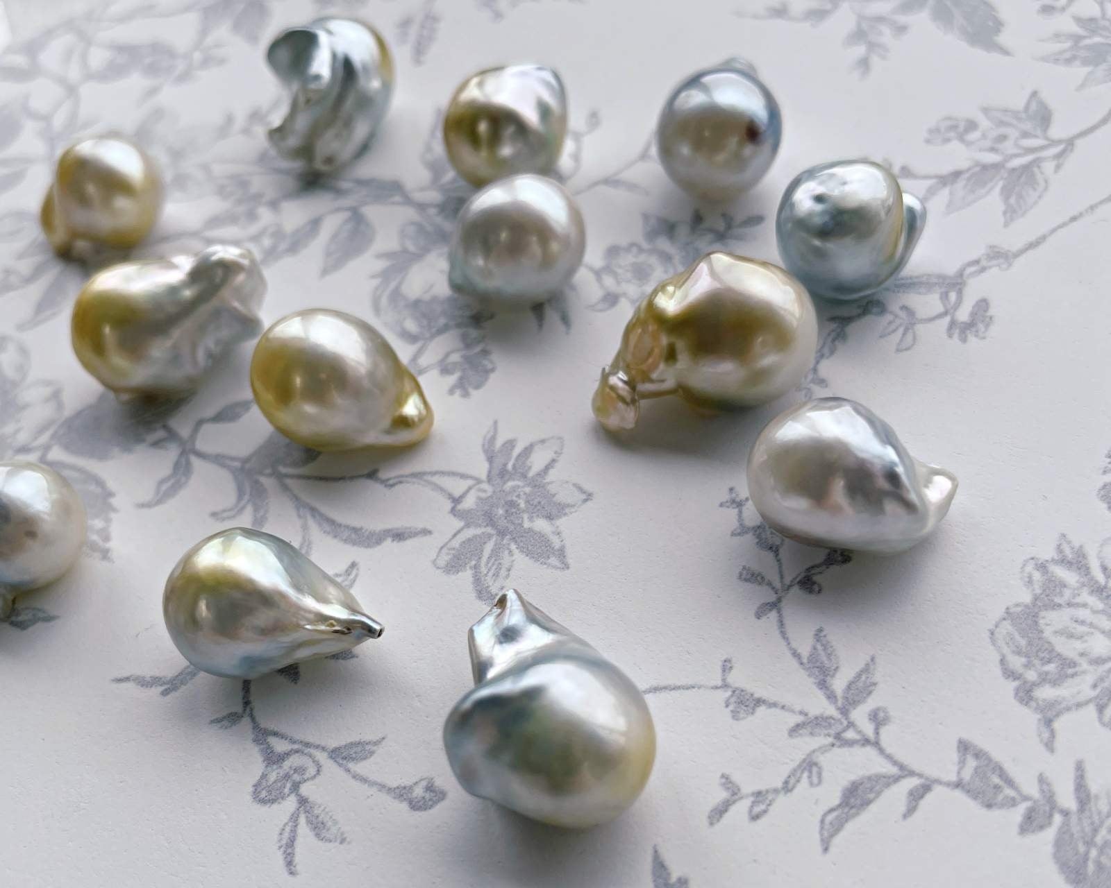 表情豊かな白蝶バロックパール