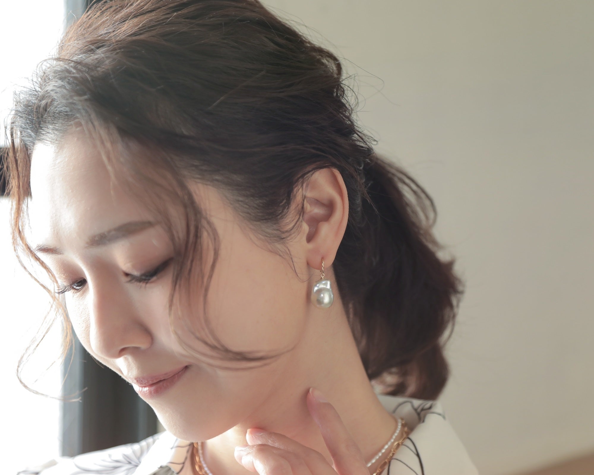 目を惹く大ぶりのパールを 春らしく軽やかに、大人らしく優美に。