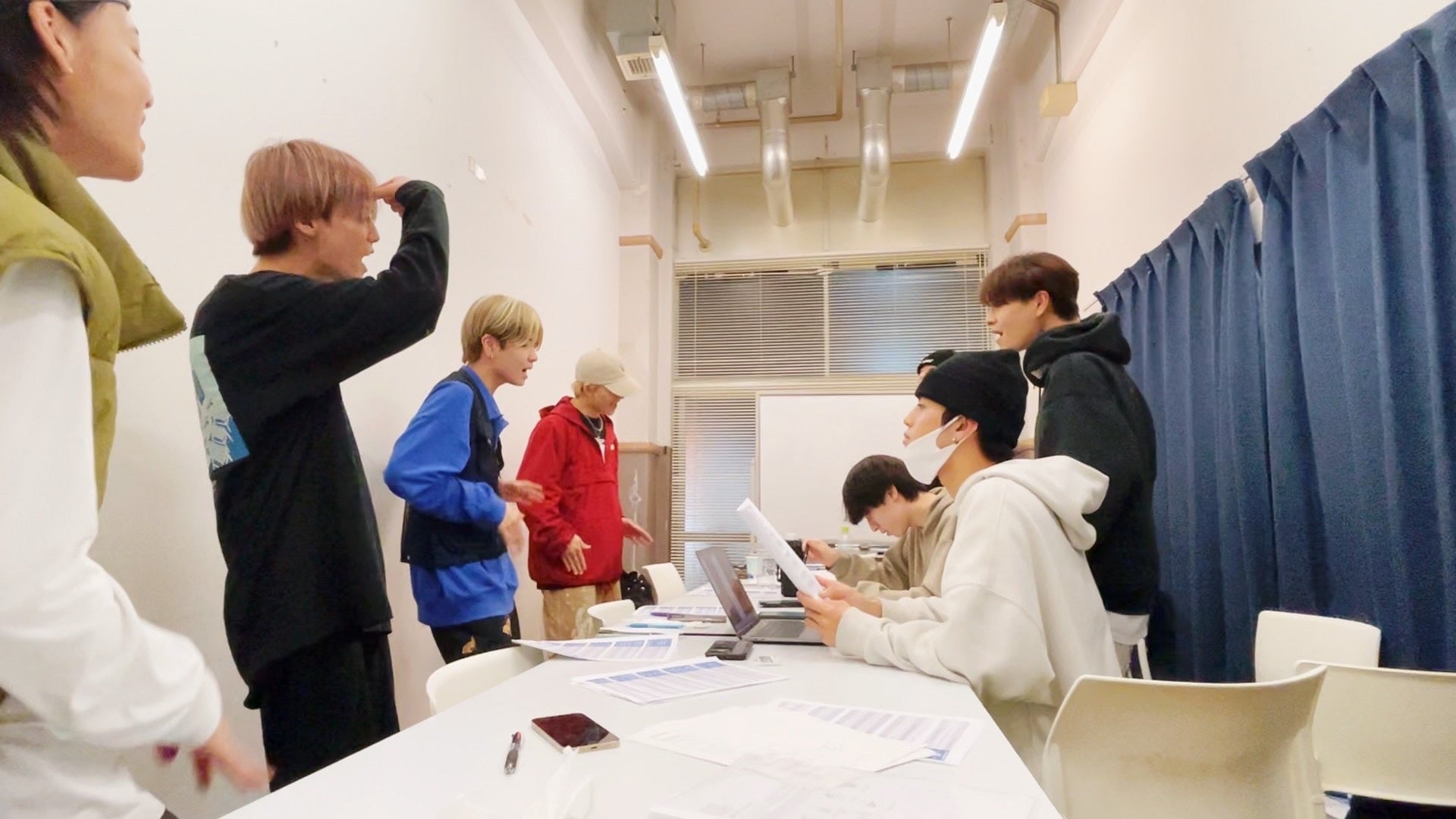 デビューに向けてレッスンを重ねる8人