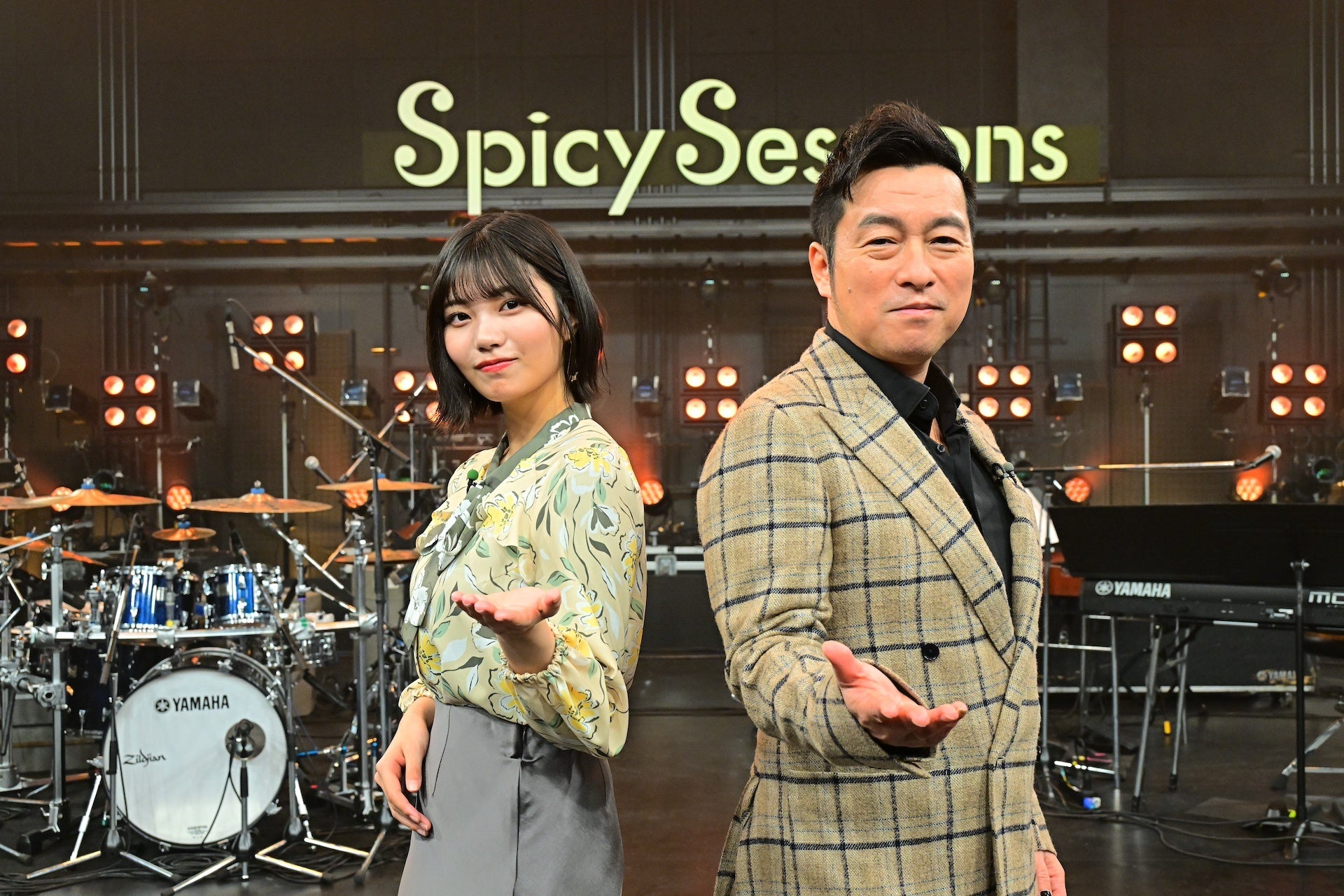 番組MCの黒沢 薫(右)と中西アルノ(左)