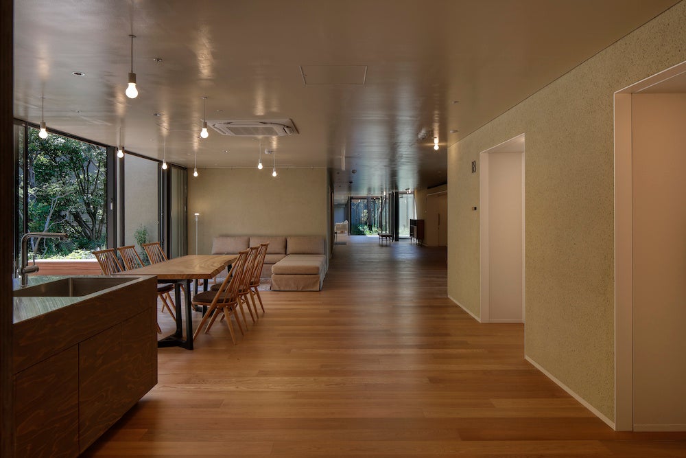 回廊には、キッチンやリビング、ピアノ、本棚、ギャラリーがあり、コモンのような雰囲気